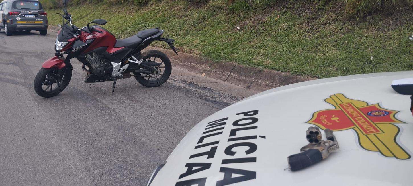 Polícia Rodoviária prende indivíduo armado após roubo na Rodovia Dom Pedro I, em Atibaia/SP