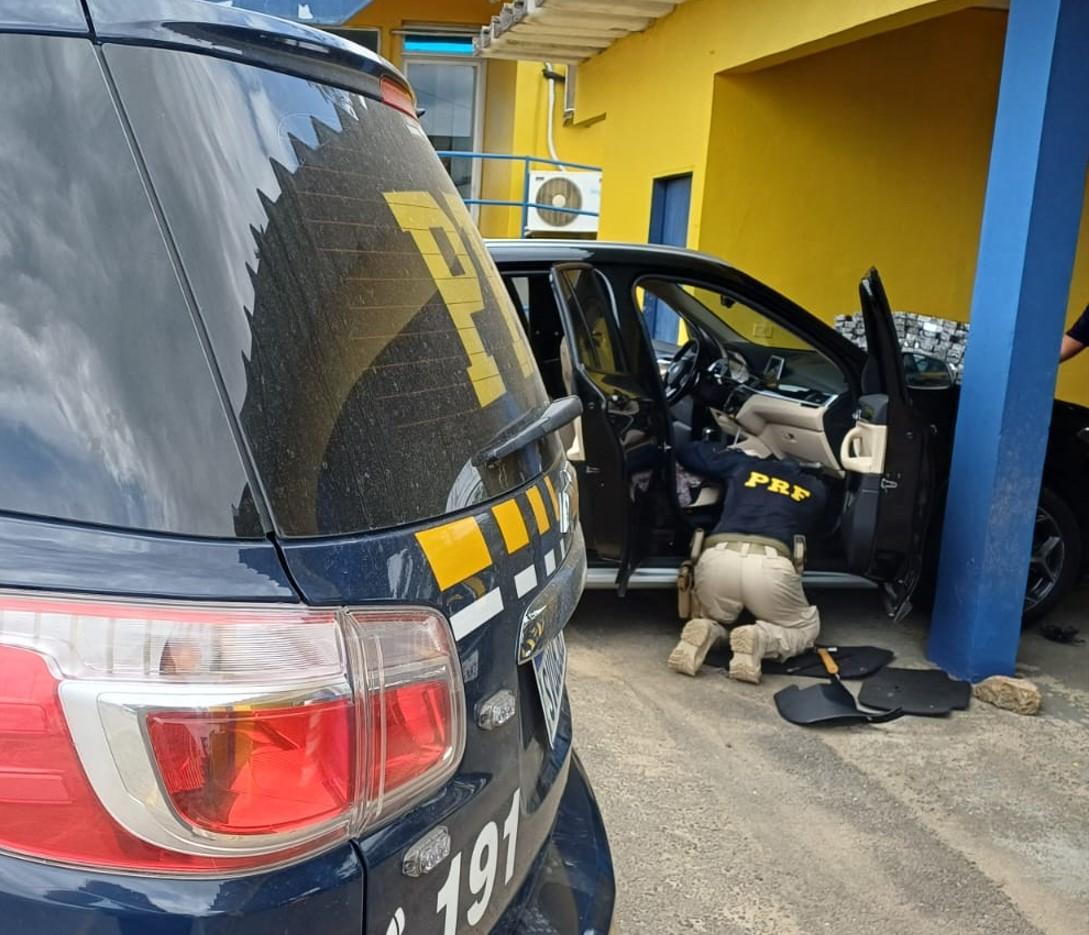 PRF apreende celuares escondidos em compartimento adulterado na Régis Bittencourt