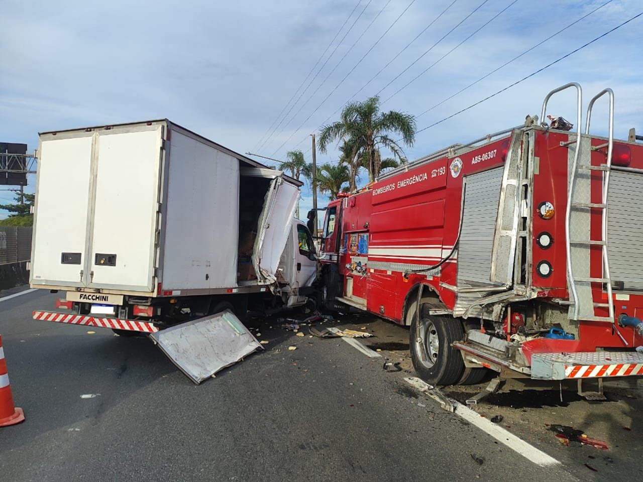Caminhão atinge viatura do Corpo de Bombeiros na SP-055, em Itanhaém