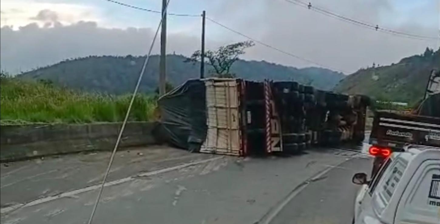 Caminhão tomba e causa bloqueio parcial de pista na Régis Bittencourt, em Barra do Turvo/SP