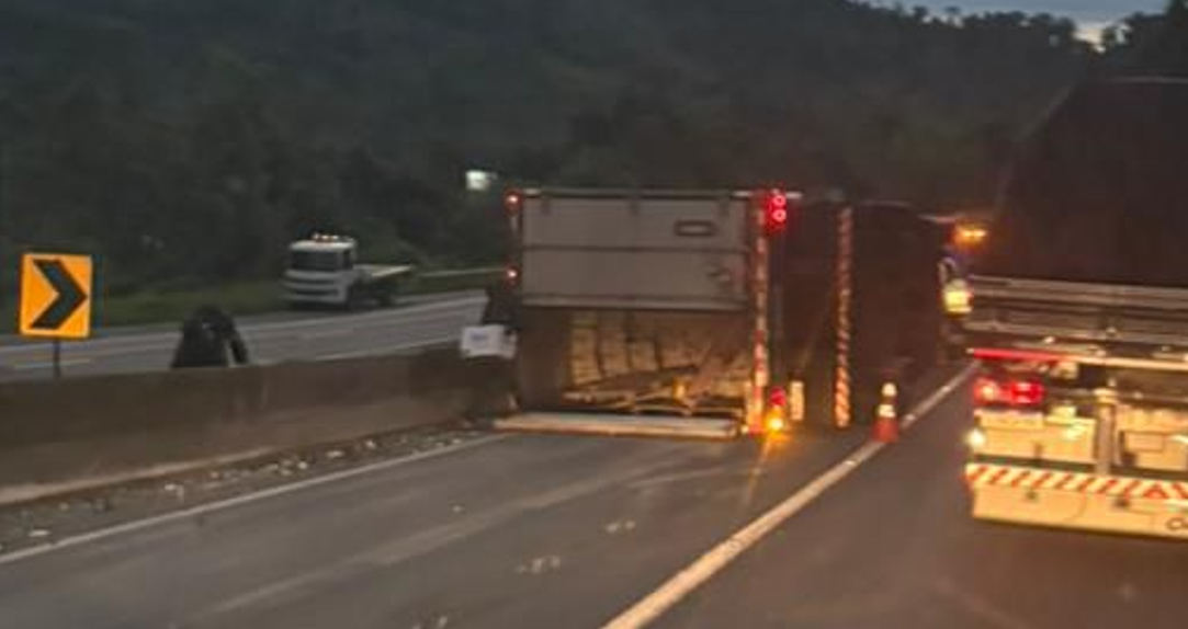 Caminhão tomba na Régis Bittencourt e motorista morre em Barra do Turvo