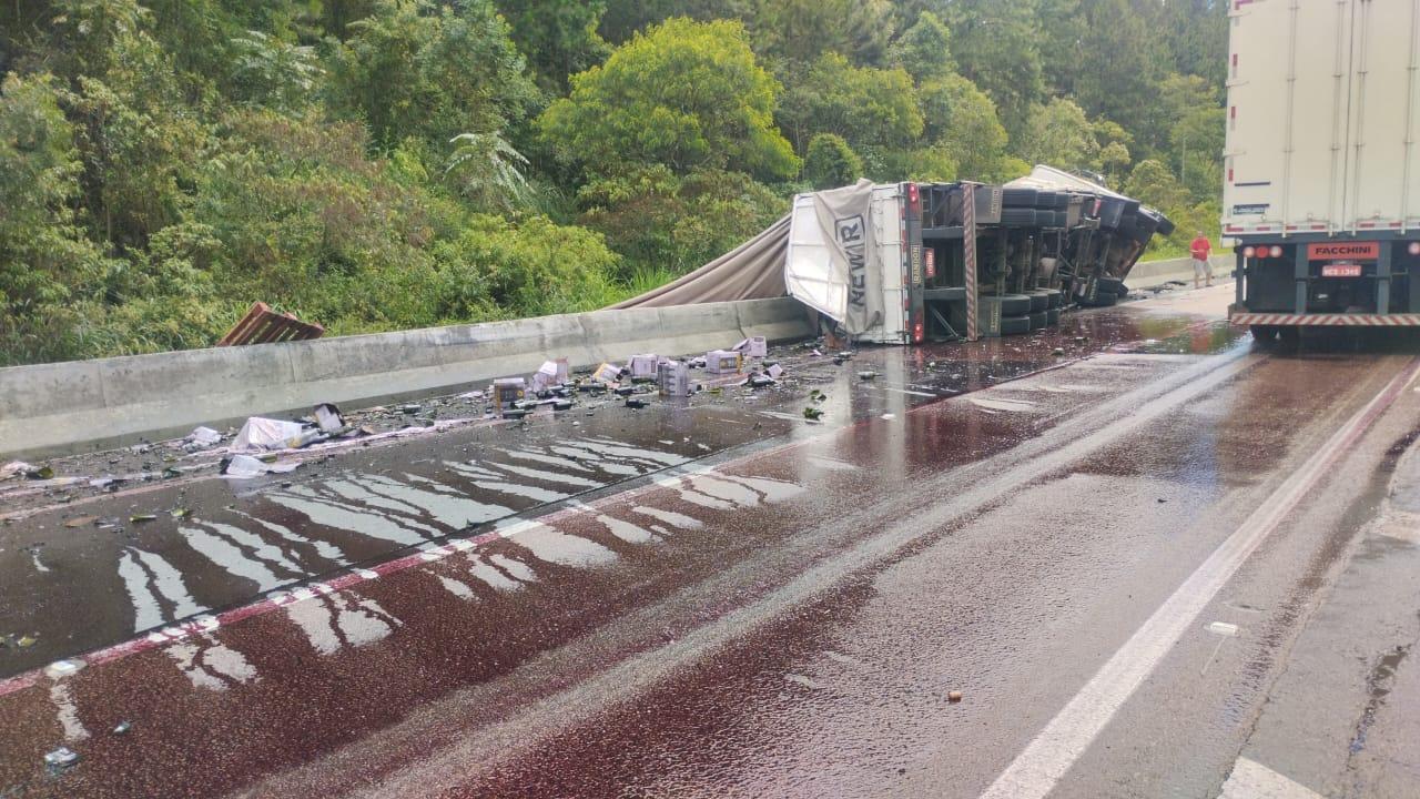 Carreta com carga de vinhos tomba e bloqueia faixa em rodovia do Vale do Ribeira
