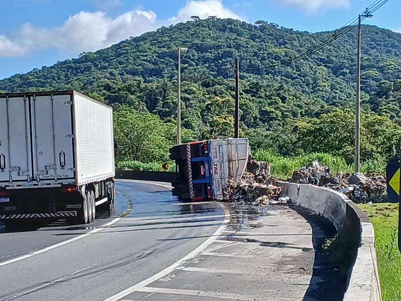 Carreta tomba e derrama carga de sucata na Rodovia Régis Bittencourt, em Miracatu/SP
