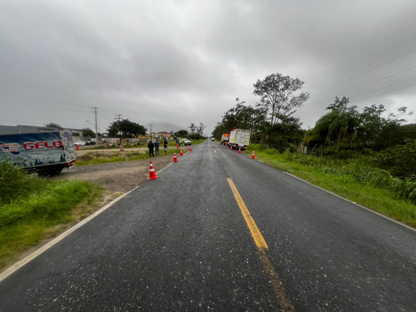 Carro é lançado em córrego após colisão na Rodovia Ivo Zanella, em Iguape/SP