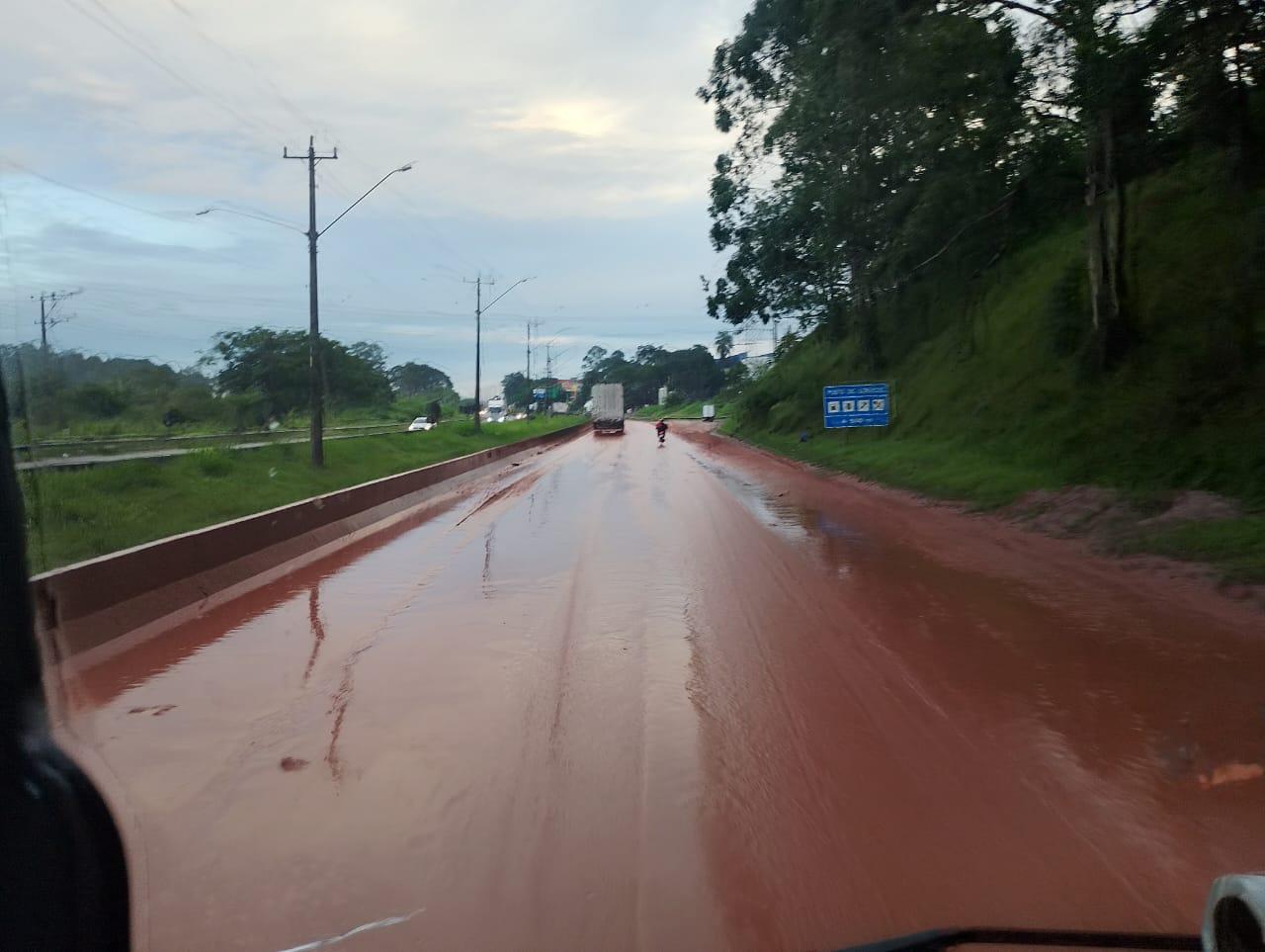 Chuvas fortes provocam alagamento e interdição por horas da Rodovia Régis Bittencourt em Embu das Artes/SP