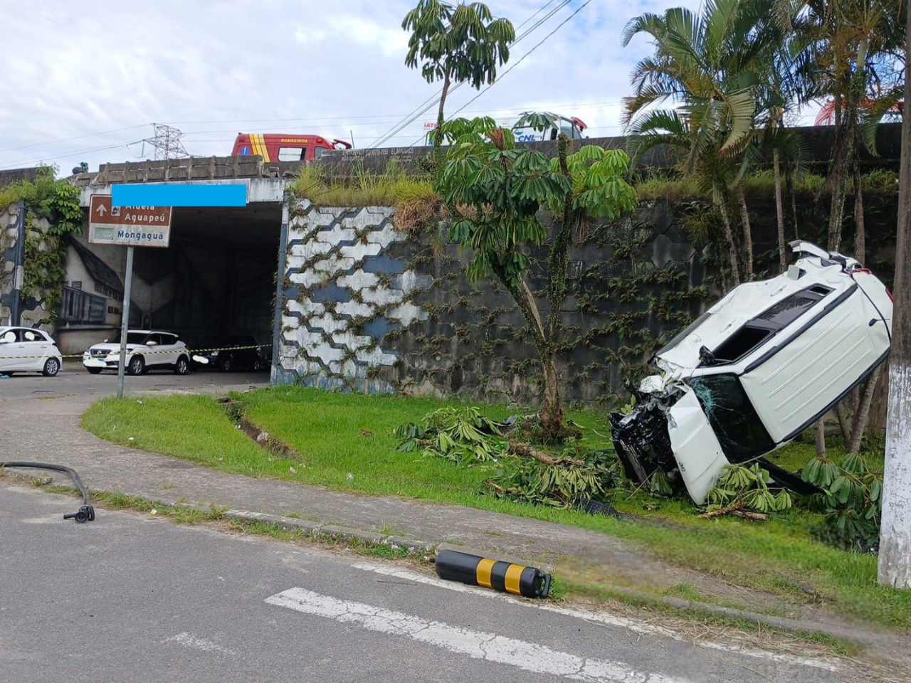 Colisão traseira provoca queda de veículo de viaduto e deixa seis feridos na SP-055