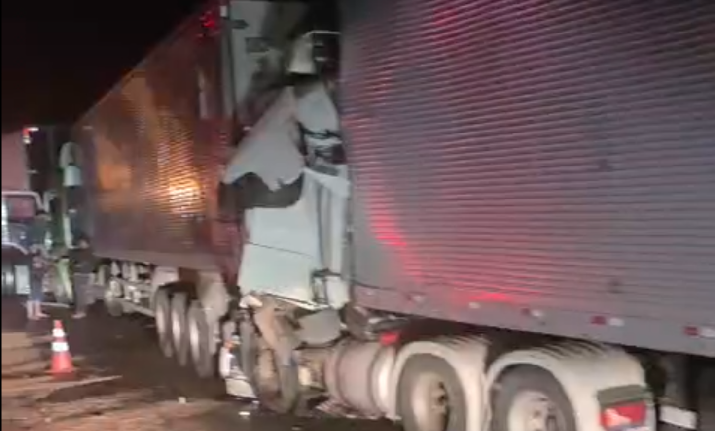 Engavetamento envolvendo dez veículos interdita pista sul da BR-116 em Barra do Turvo/SP