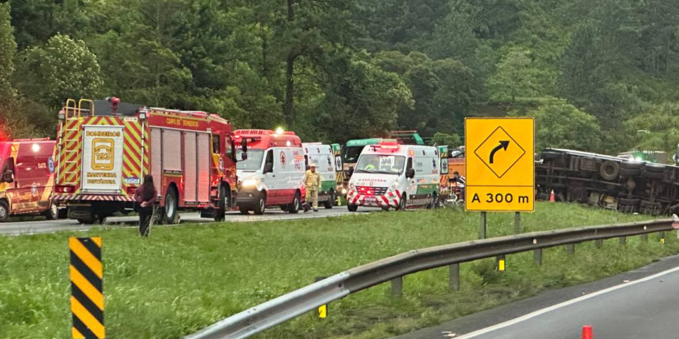 Grave acidente deixa mortos e provoca interdição em trecho daRégis Bittencourt, na RMC