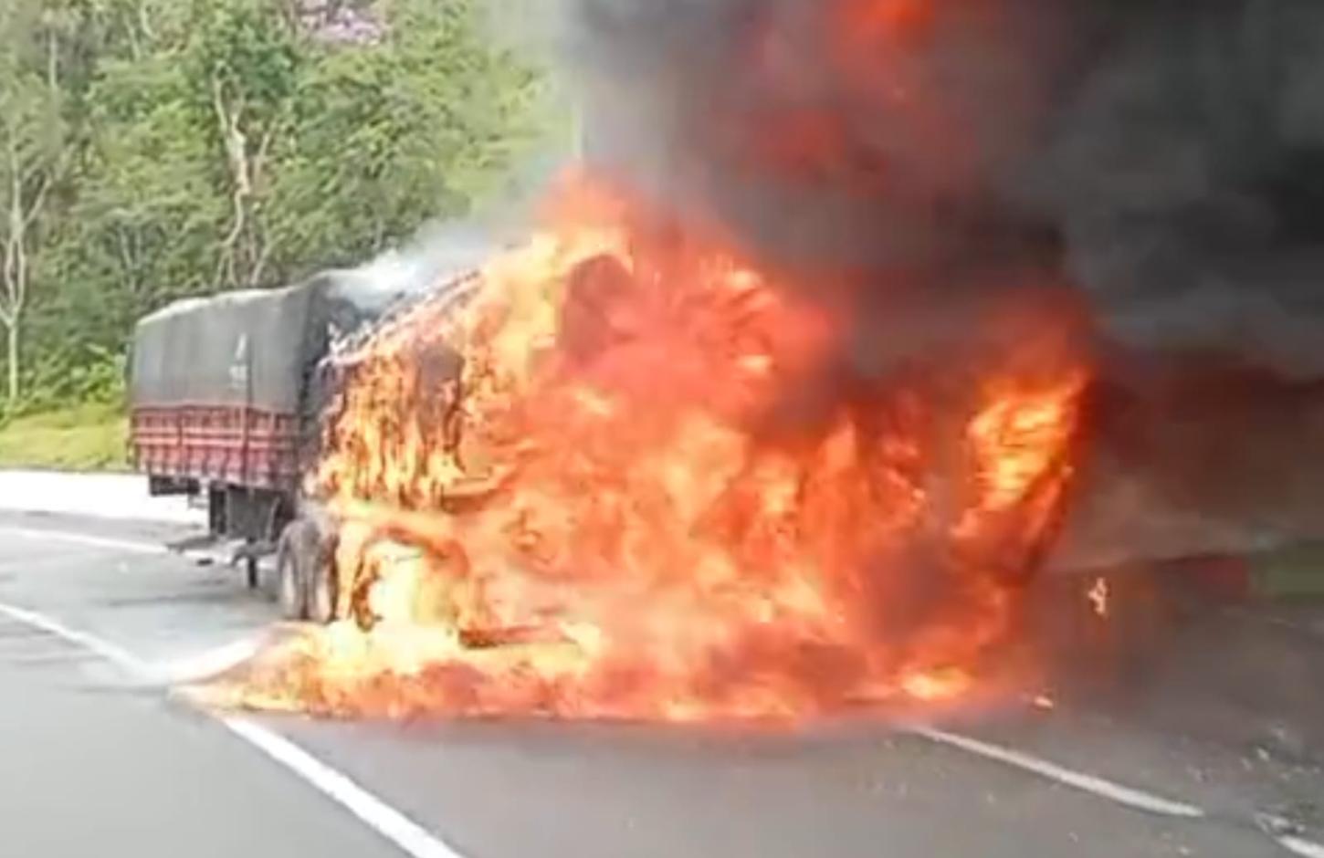 Incêndio em carreta bitrem mobiliza equipes de emergência e provoca interdição em Barra do Turvo