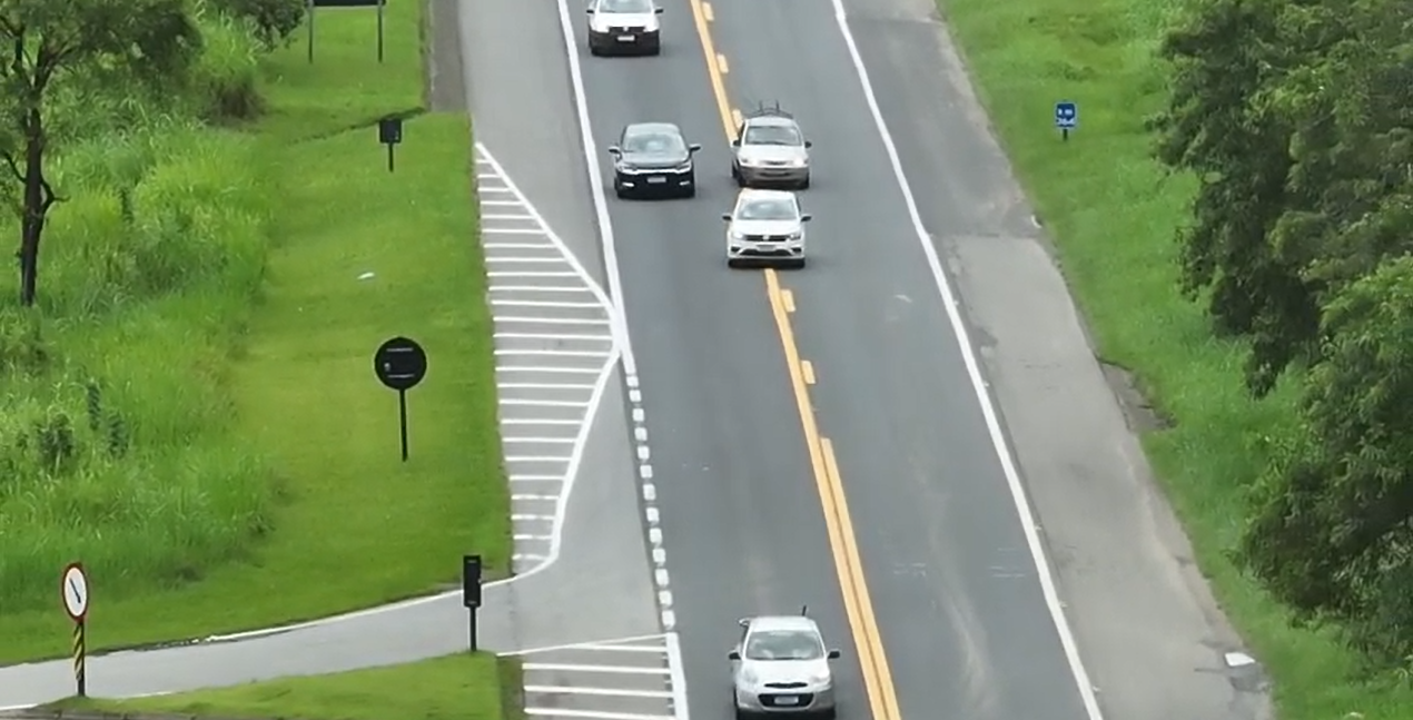 Operação com drone da PM Rodoviária flagra veículos realizando ultrapassagens proibidas na SP-055