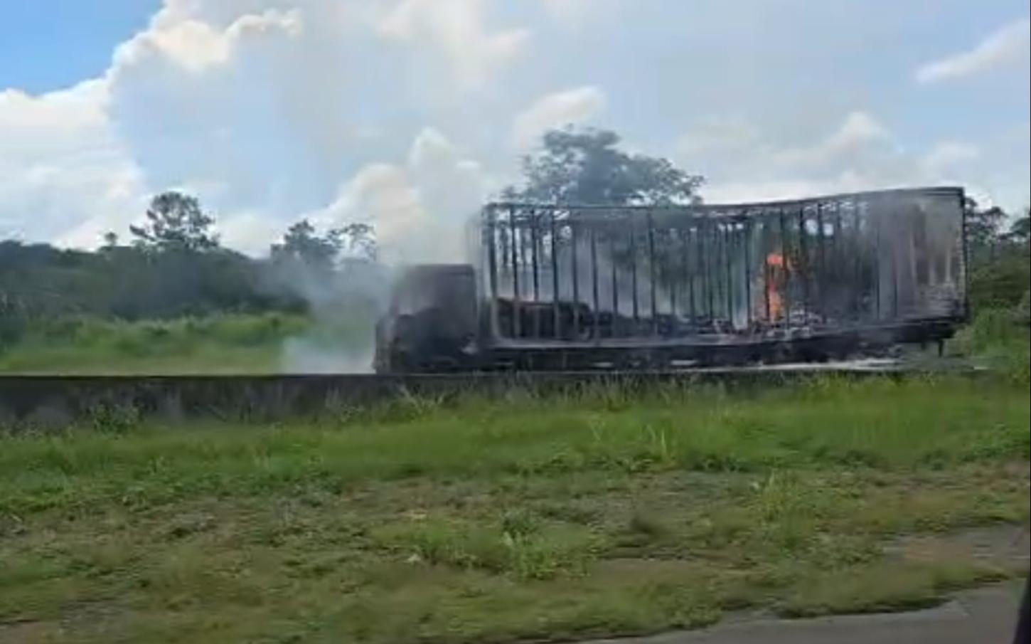 Incêndio em veículo na Rodovia Régis Bittencourt, em Pariquera-Açu