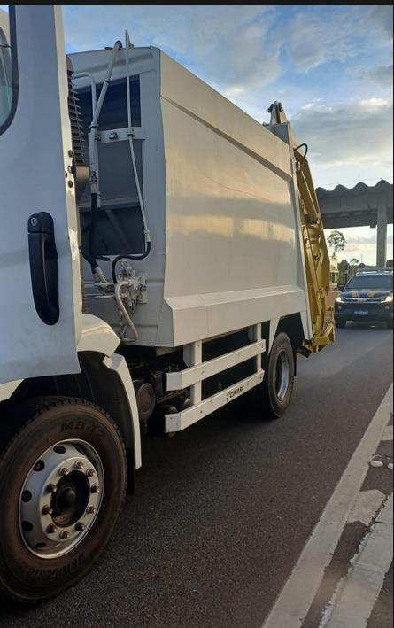 PRF apreende caminhão de lixo com queixa de estelionato na Fernão Dias