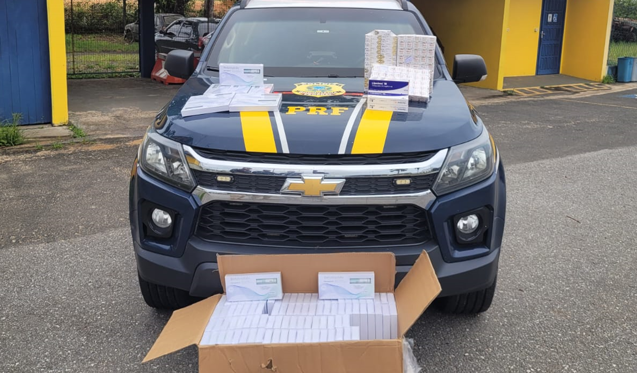 PRF apreende quase mil medicamentos de uso restrito na BR-116, em Registro/SP
