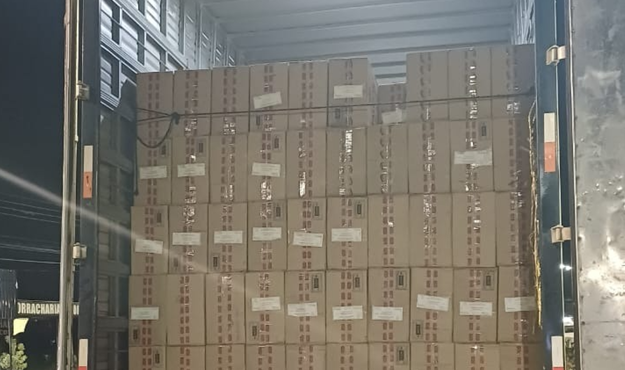 PRF intercepta caminhão com 1 milhão de maços de cigarros contrabandeados em Cajati