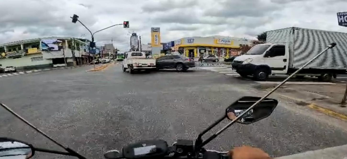 Veículo da Infraestrutura da Prefeitura de Registro avança sinal vermelho e se envolve em colisão na entrada da cidade