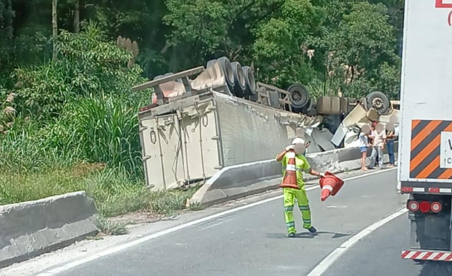 Acidente com carreta de maçãs gera lentidão em trecho paranaense da BR-116