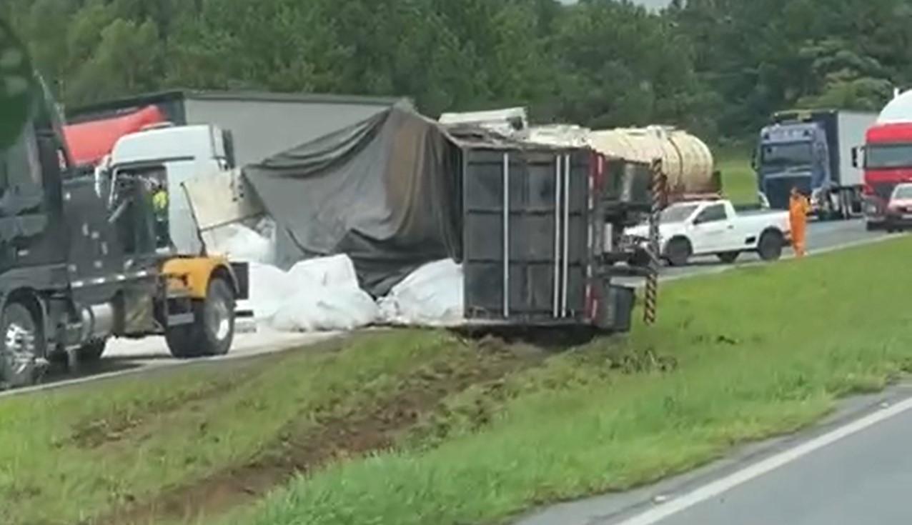 Acidente com carreta de ureia bloqueia faixas e causa lentidão no trecho da BR-116, na RMC