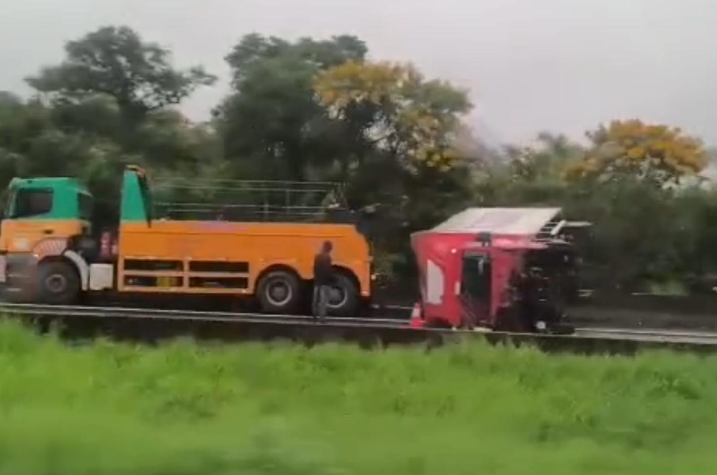 Caminhão tomba e causa lentidão no trecho da Régis Bittecourt, em Barra do Turvo