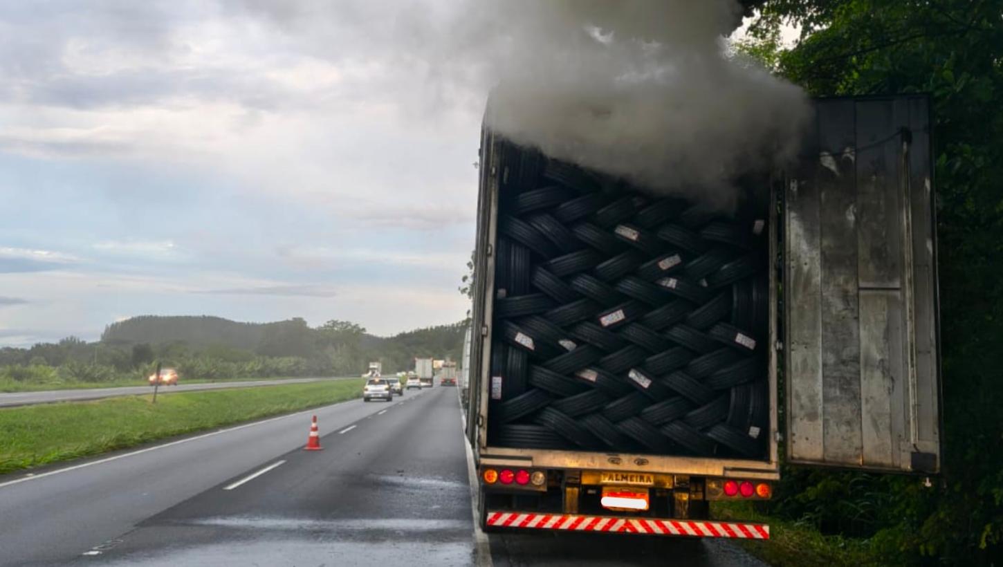 Carreta bitrem com carga de pneus tem princípio de incêndio na Régis Bittencourt em Cajati