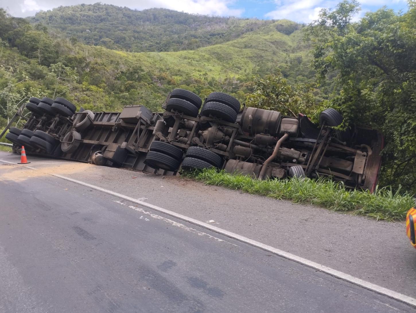 Carreta com carga de laranja tomba em trecho da SP-055, em Miracatu/SP