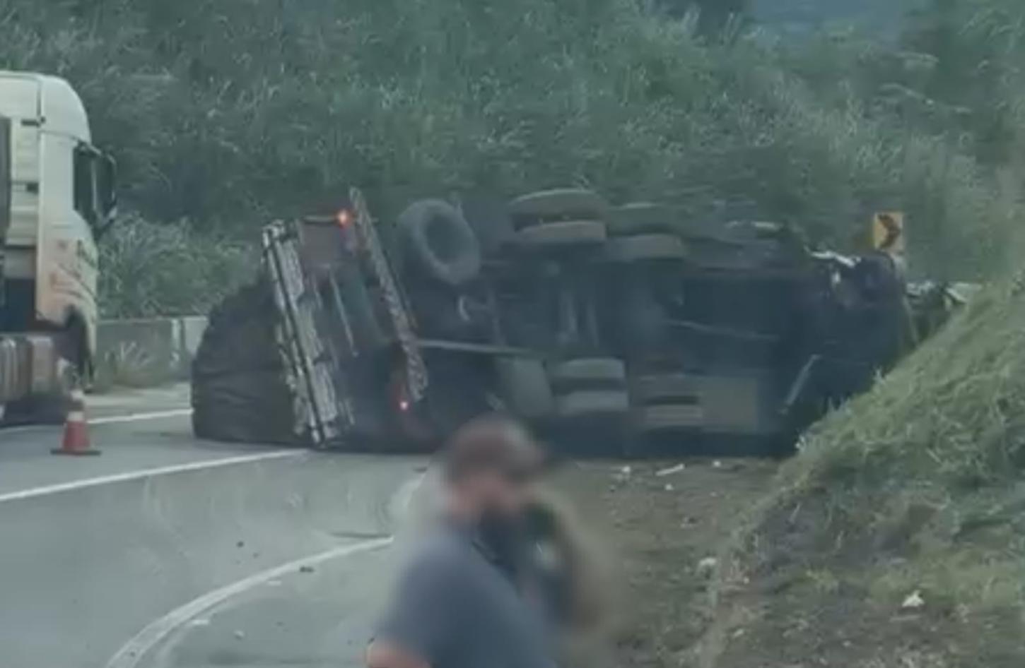 Colisão e tombamento de caminhão gera fila na Régis Bittencourt, em Cajati/SP