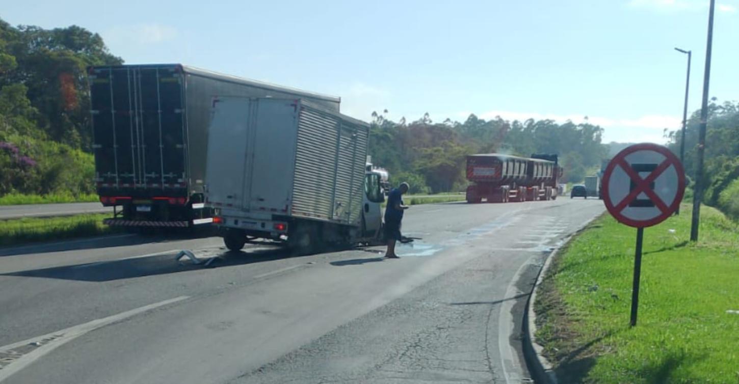 Colisão entre caminhão e carreta deixa uma pessoa ferida na Rodovia Régis Bittencourt