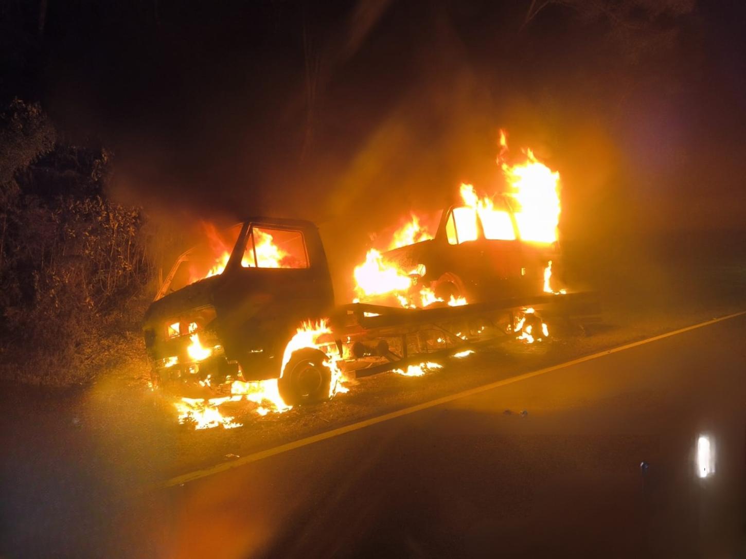 Incêndio atinge caminhão guincho e micro-ônibus na SP-222 em Iguape/SP