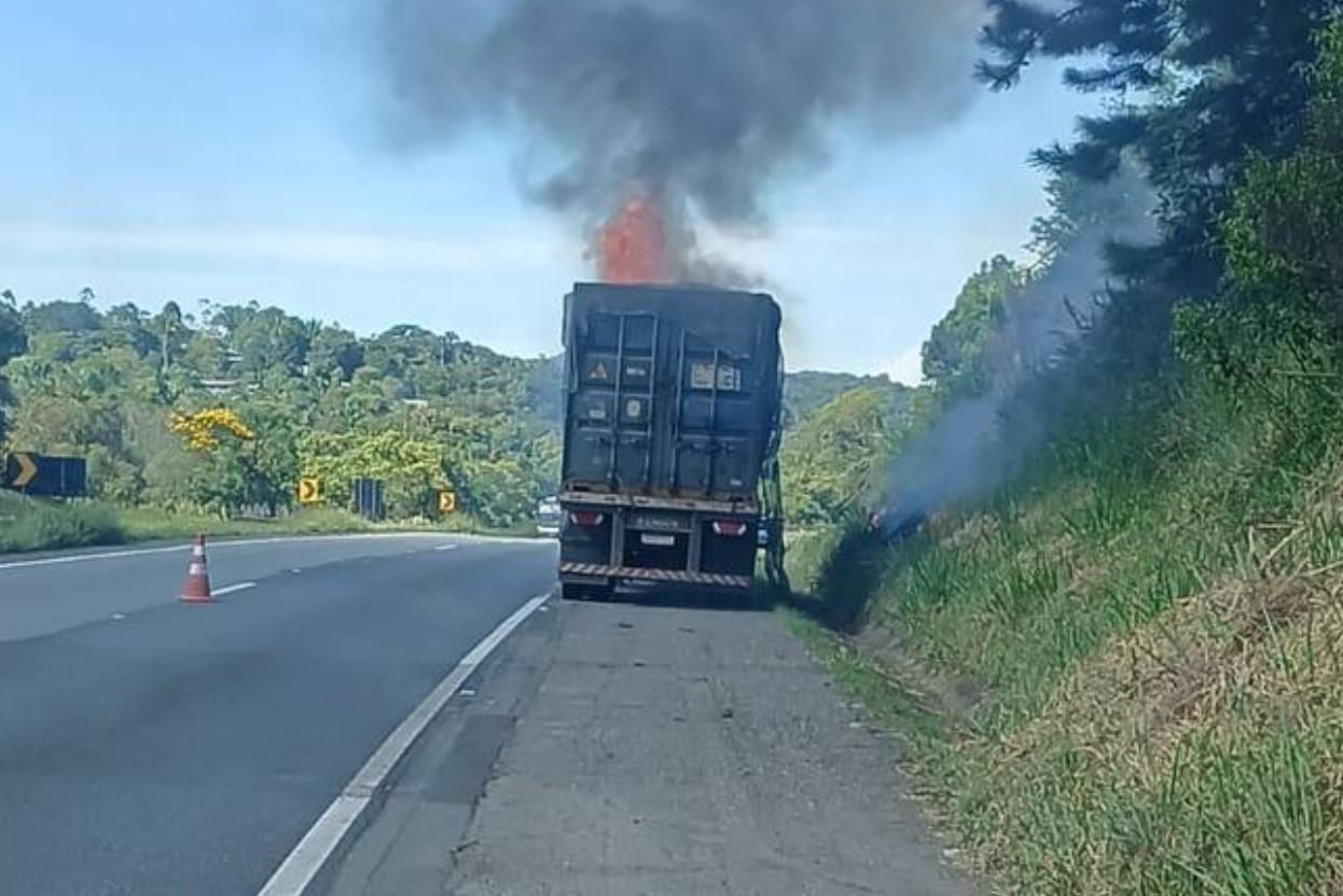 Incêndio em semirreboque causa bloqueio de faixa em trecho da BR-116