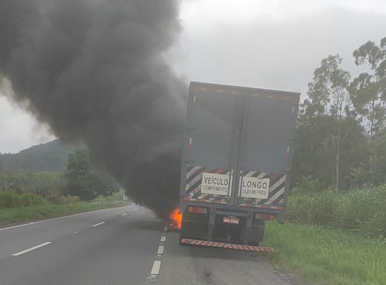 Incêndio em veículo provoca interdição em trecho de subida de serra, na BR-116