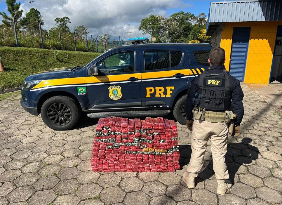 PRF apreende 145 kg de maconha escondidos em carro paraguaio na Rodovia Régis Bittencourt