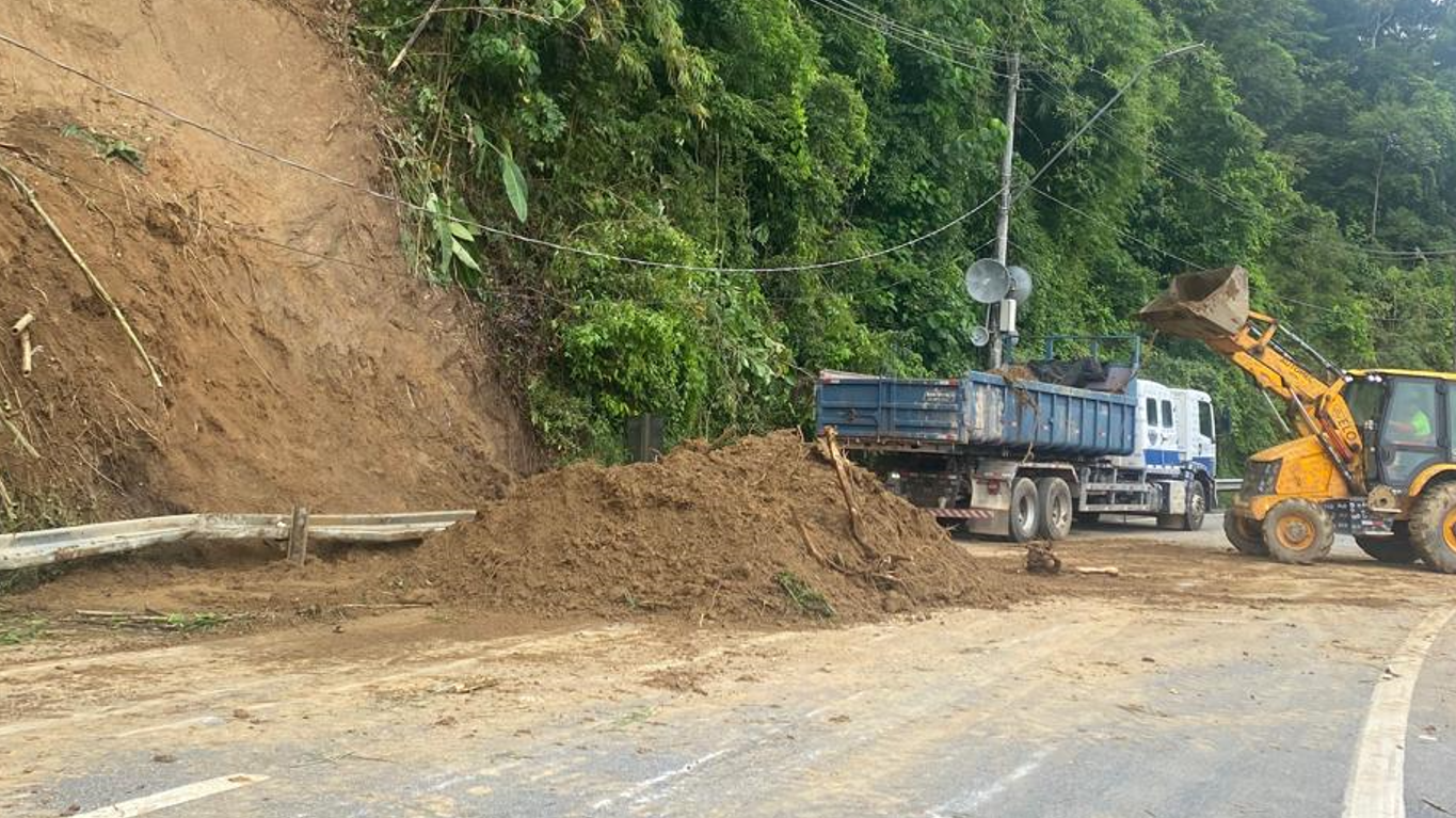 Serra Antiga da Tamoios segue interditada após deslizamentos e chuva forte nesta segunda (23)