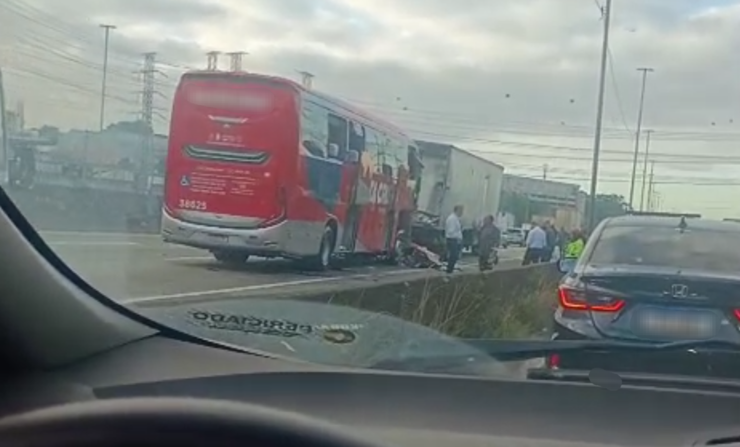 Acidente com ônibus e carreta deixa óbito e feridos na Fernão Dias, na RMSP