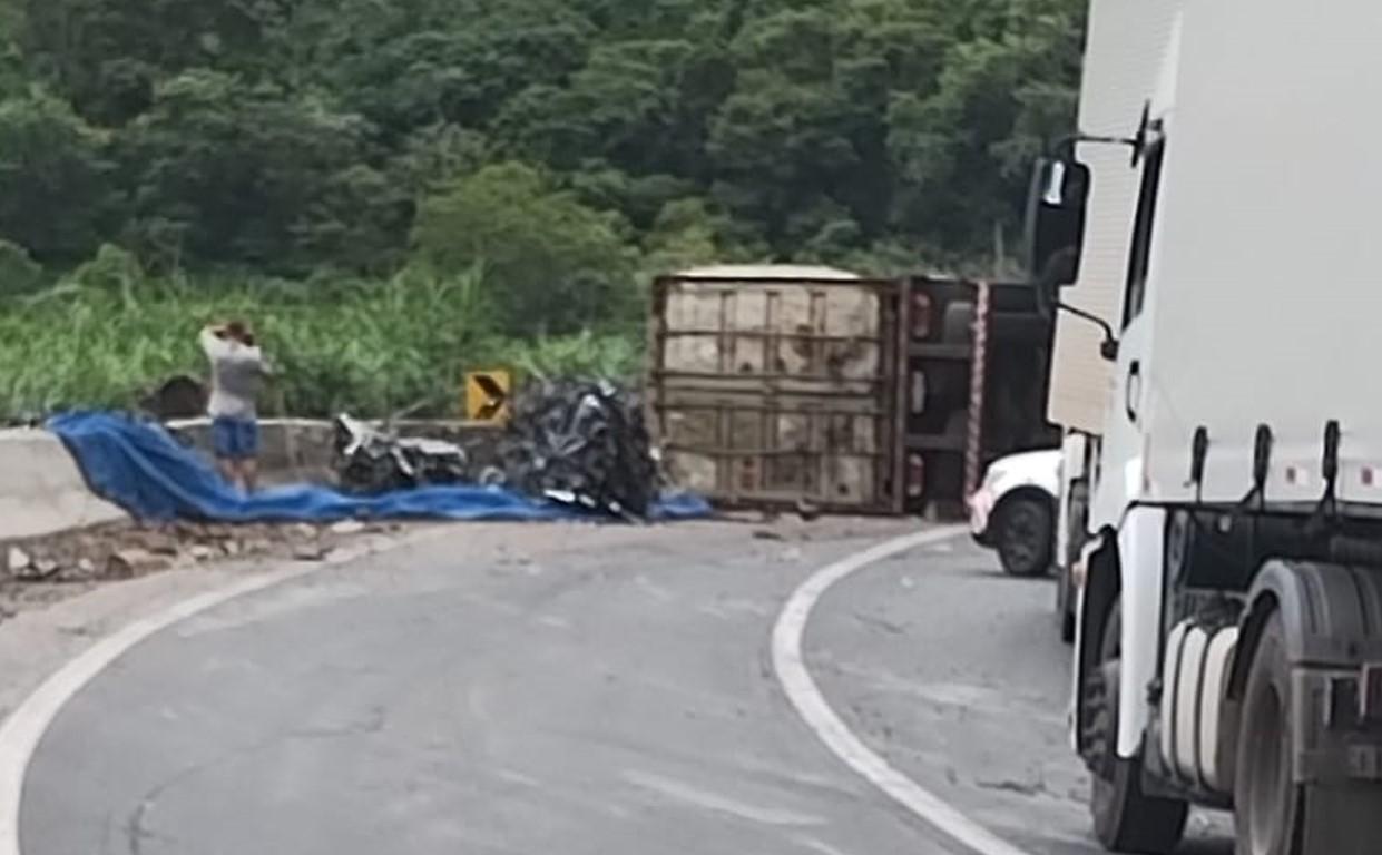 Acidente com veículo de carga provoca bloqueio na BR-116, em Cajati/SP