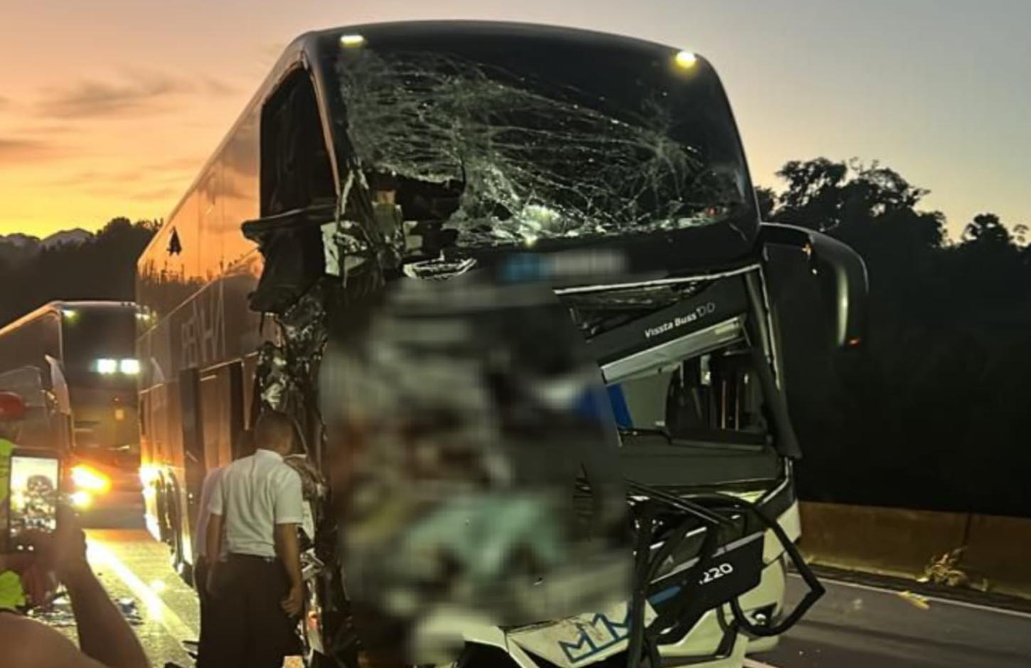 Acidente entre ônibus e carreta deixa óbito e feridos na Régis Bittencourt