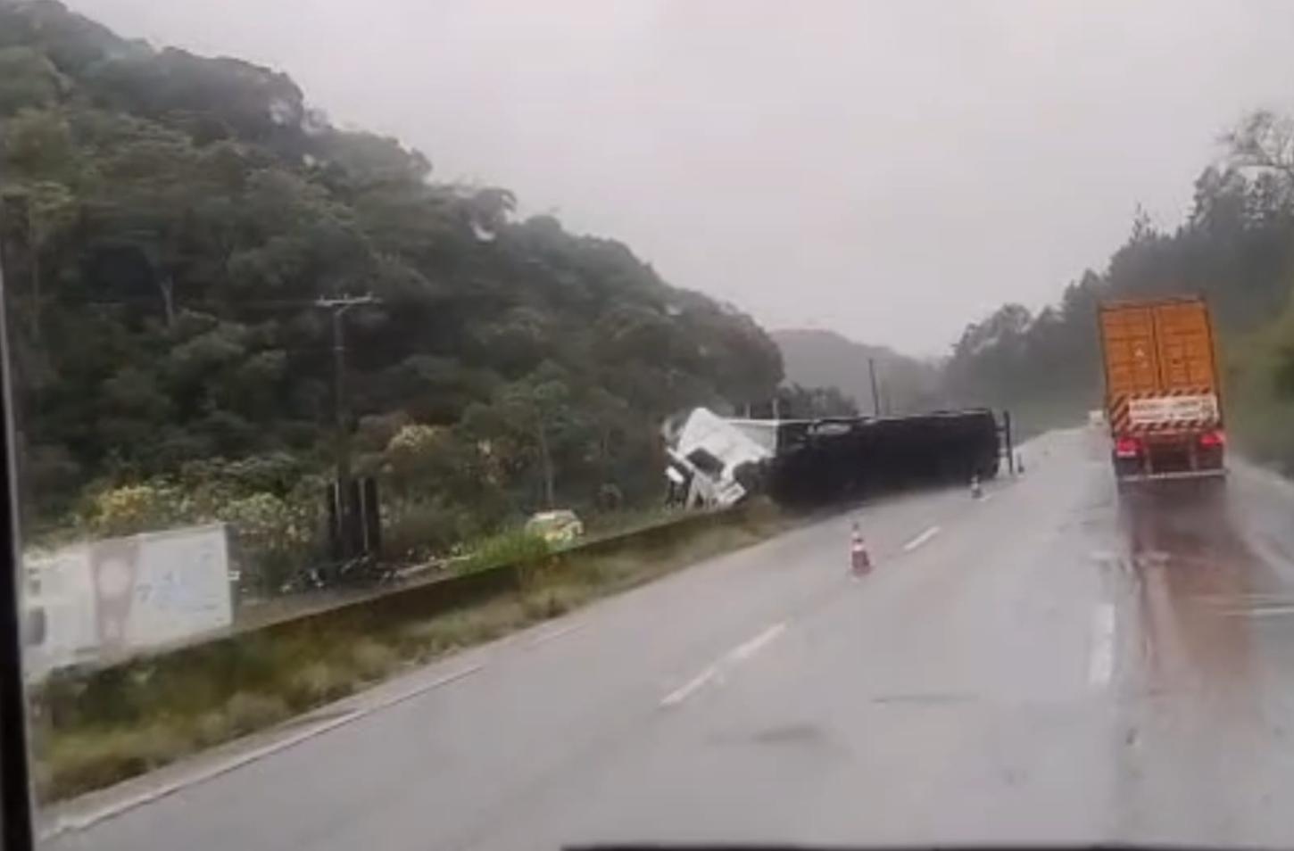 Carreta com carga de pneus tomba em trecho de serra da BR-116 e sofre tentativa de saque