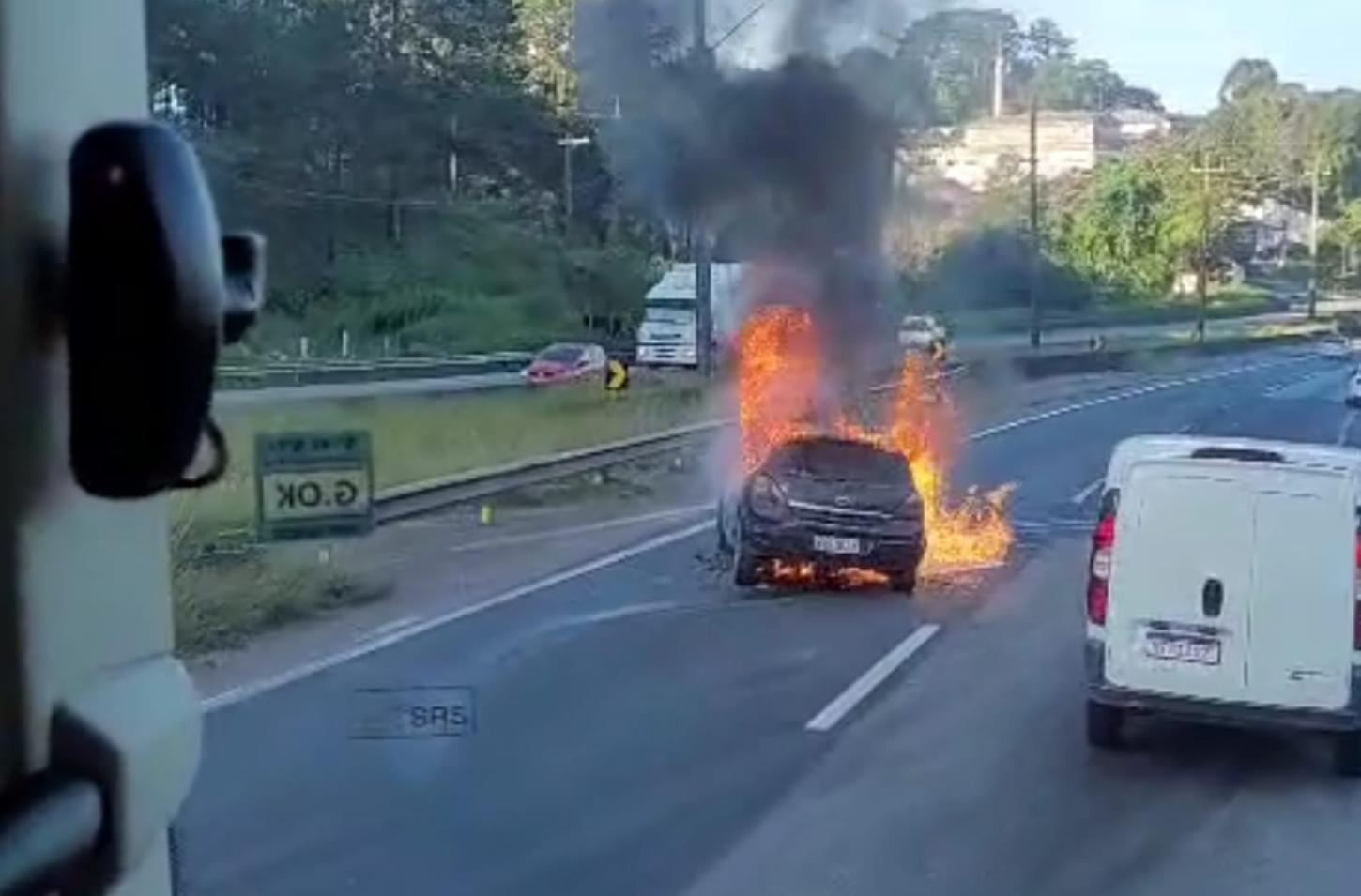 Carro pega fogo e interdita trecho da Régis Bittencourt em Itapecerica da Serra