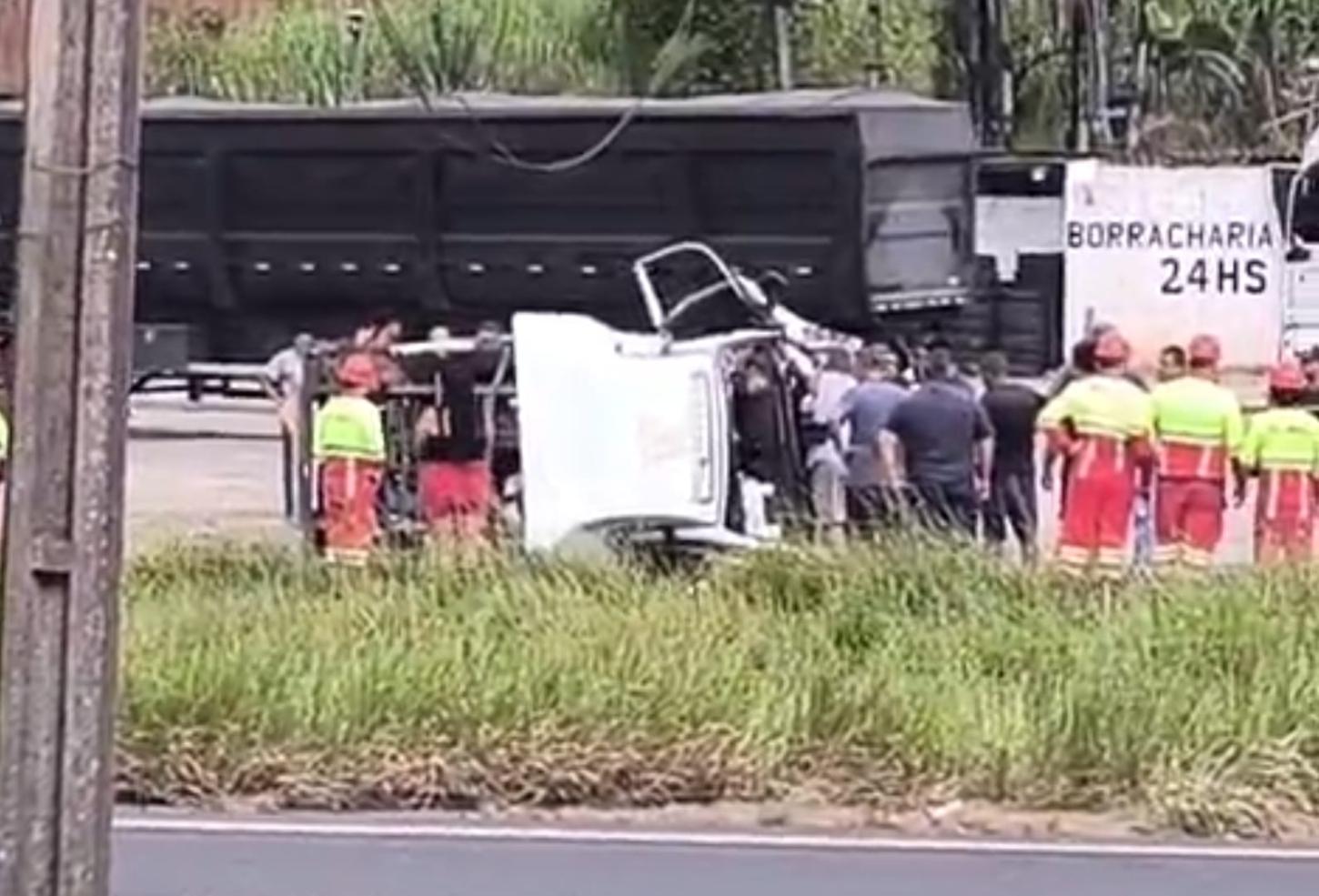 Colisão entre carreta e veículo de sinalização bloqueia a Régis Bittencourt em Miracatu/SP