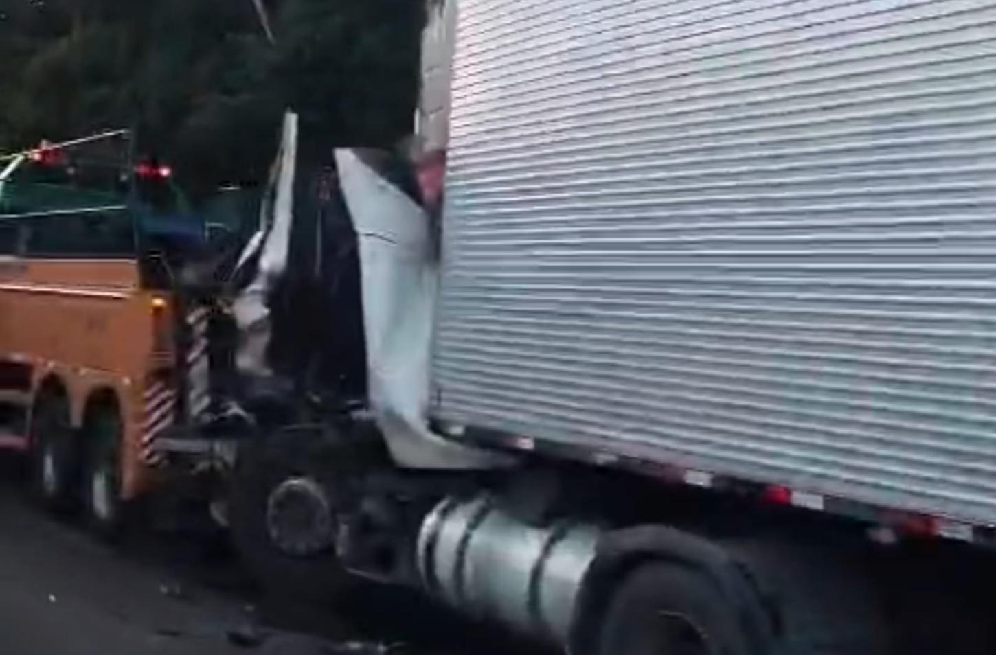 Colisão entre carretas interdita pista da Régis Bittencourt e deixa um ferido em Pariquera-Açu