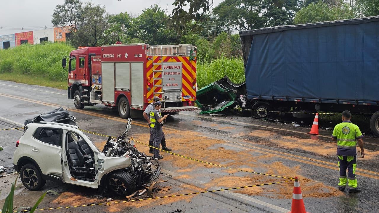 Colisão entre carro e caminhão deixa dois mortos na Rodovia Luciano Consoline