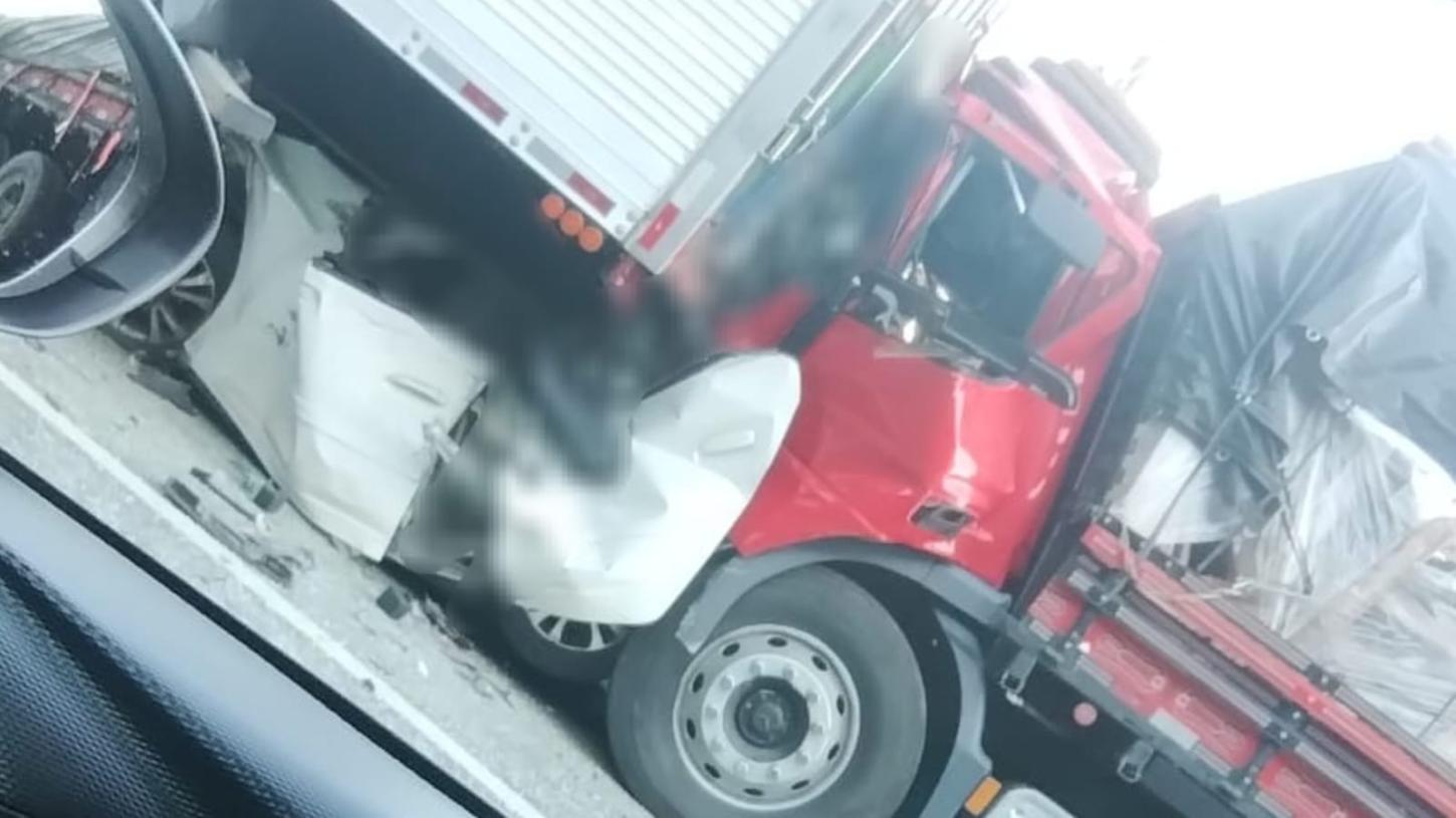 Engavetamento entre carro e veículos de carga deixa ferido e óbito na Rodovia Régis Bittencourt