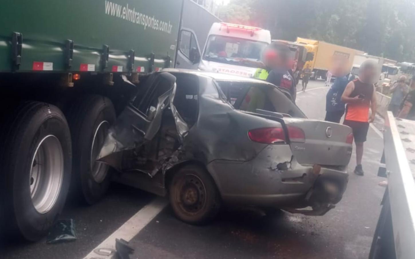Engavetamento entre quatro carretas e carro causa lentidão na Régis Bittencourt