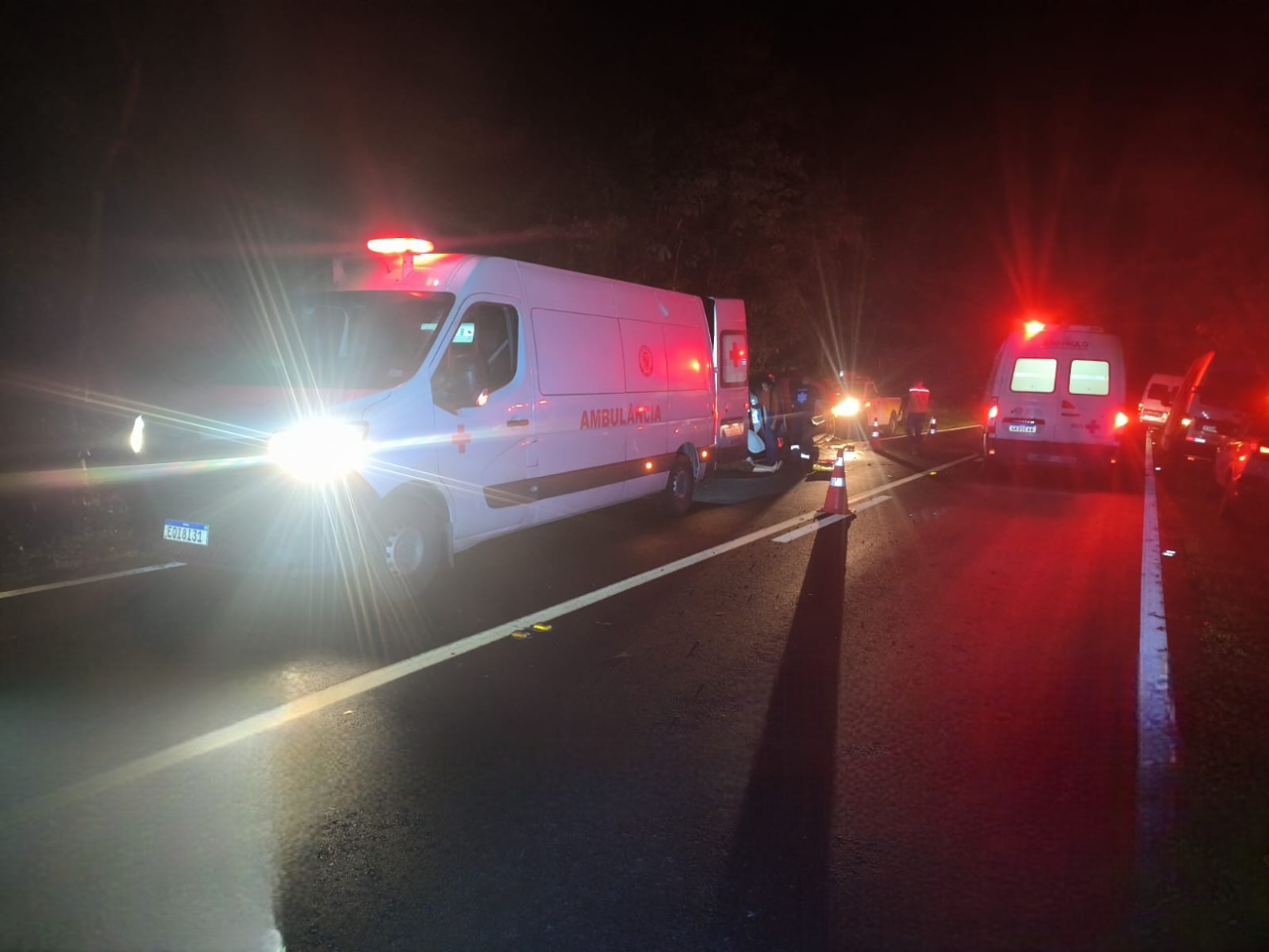 Motorista dorme ao volante e bate o carro em uma árvore na SP-222, em Iguape/SP
