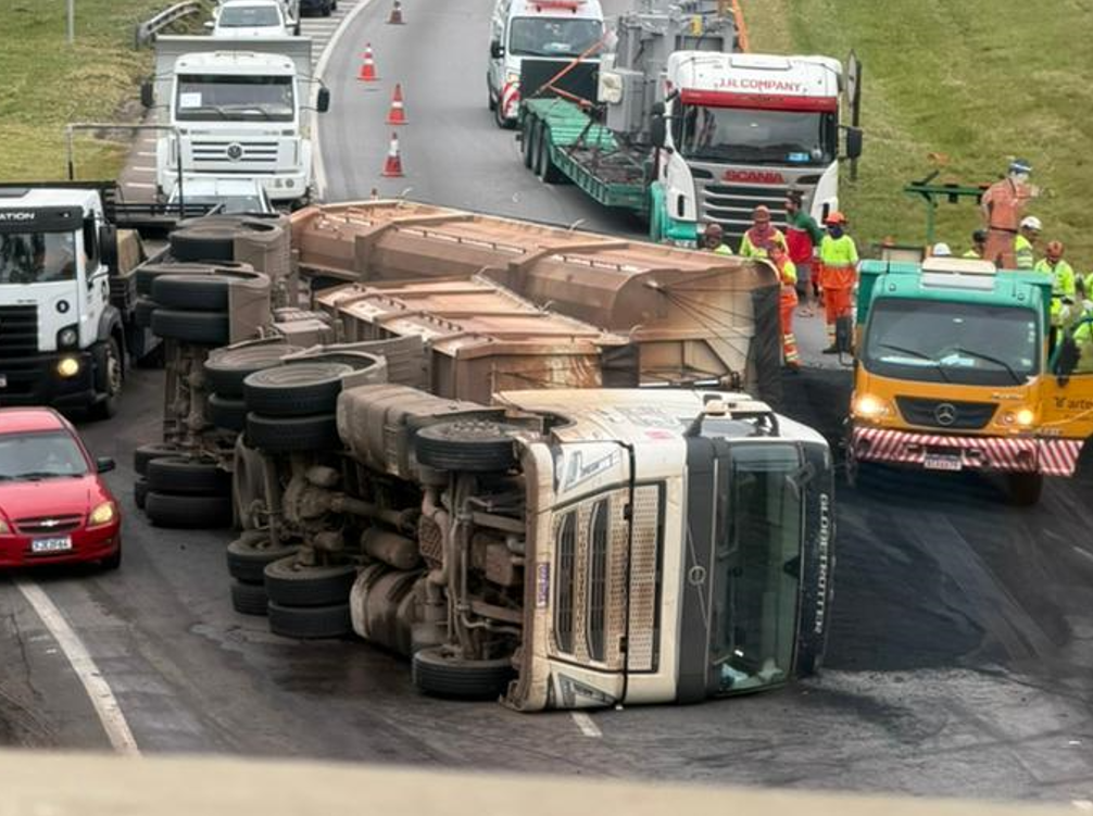 Tombamento de carreta com asfalto bloqueia acesso entre as rodovias Dom Pedro e Fernão Dias