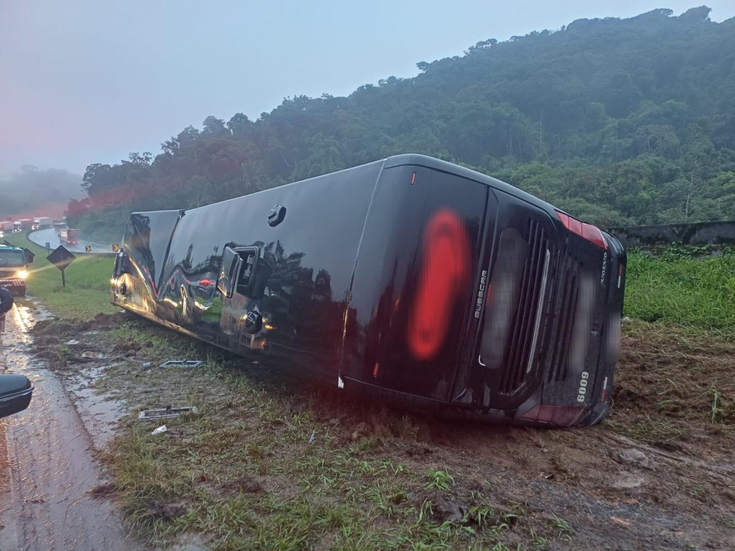 Tombamento de ônibus interdita pista sentido SP da Rodovia Régis Bittencourt