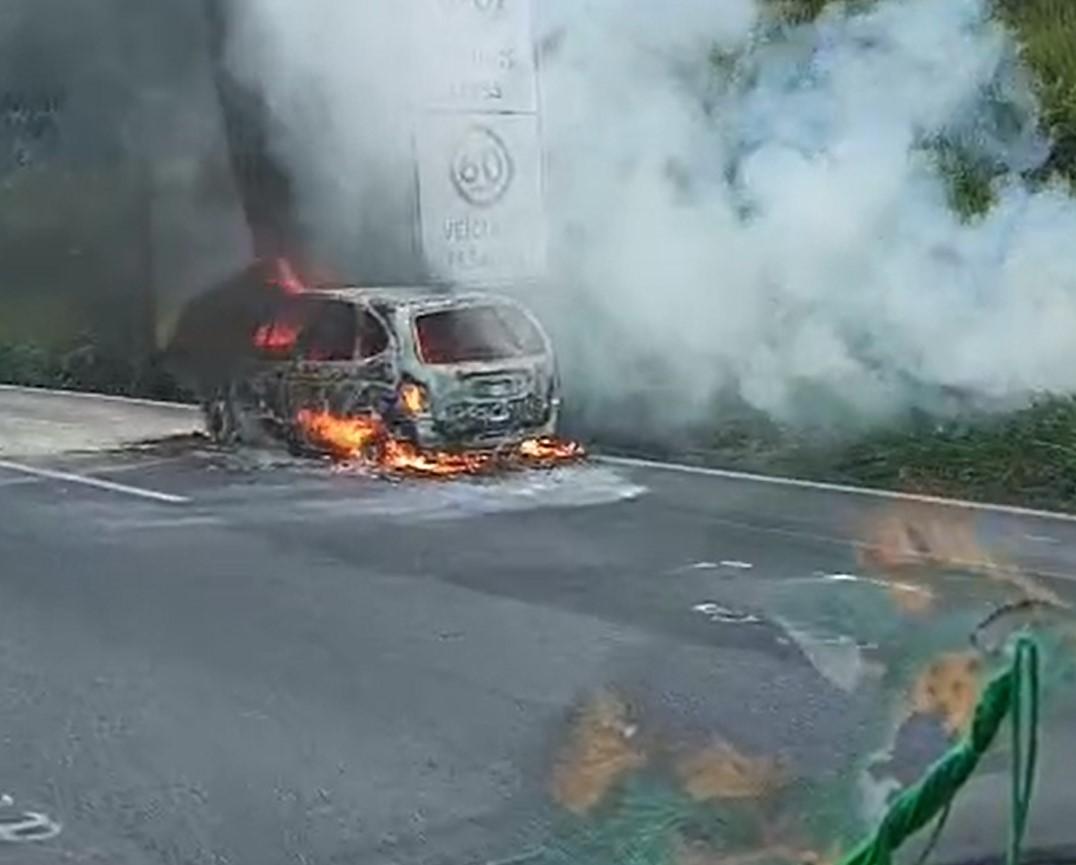 Veículo pega fogo e interdita trecho de serra de rodovia federal, em Cajati/SP