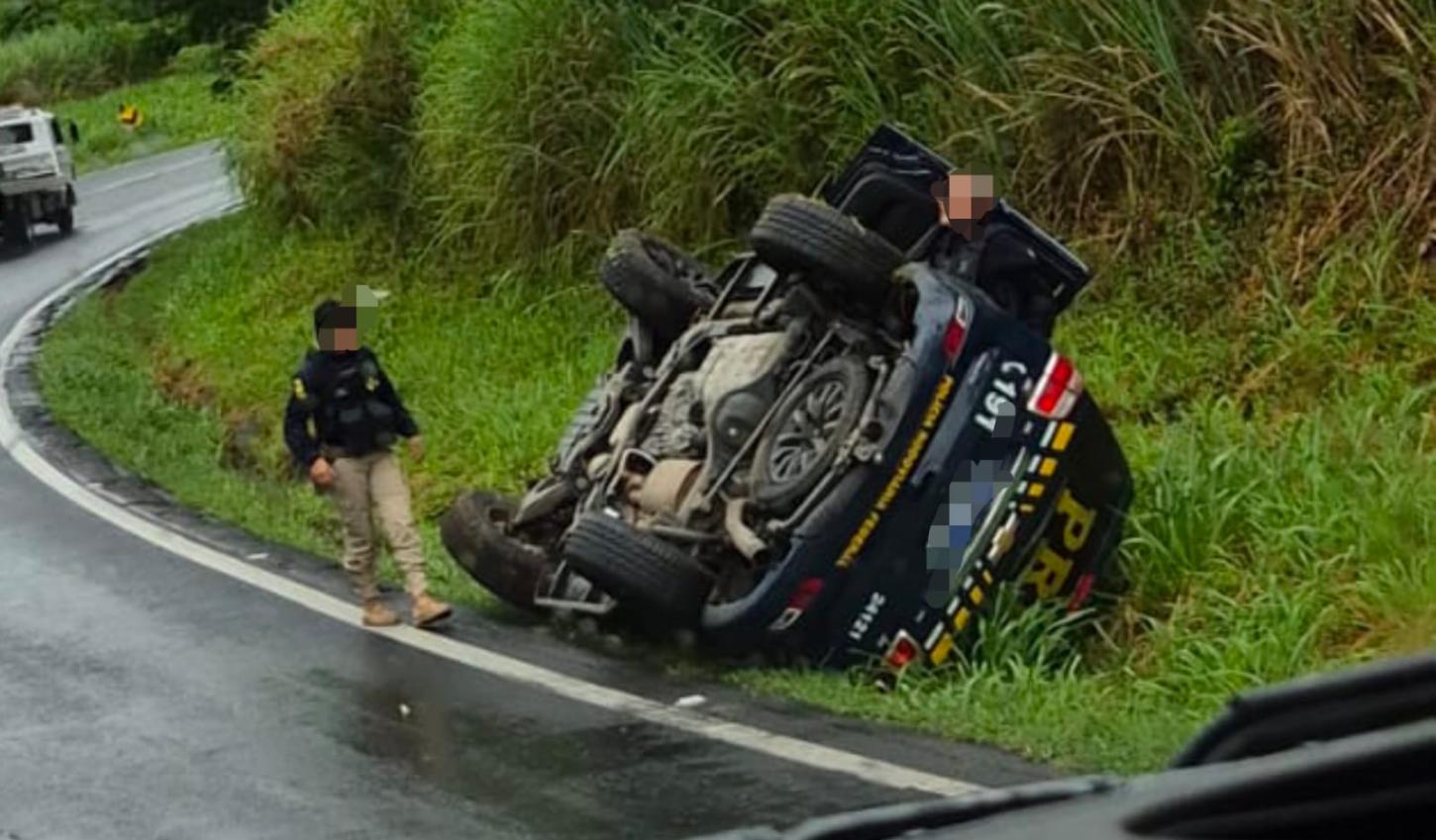 Viatura da PRF capota no trecho da Serra do Azeite na BR-116; policiais saem ilesos