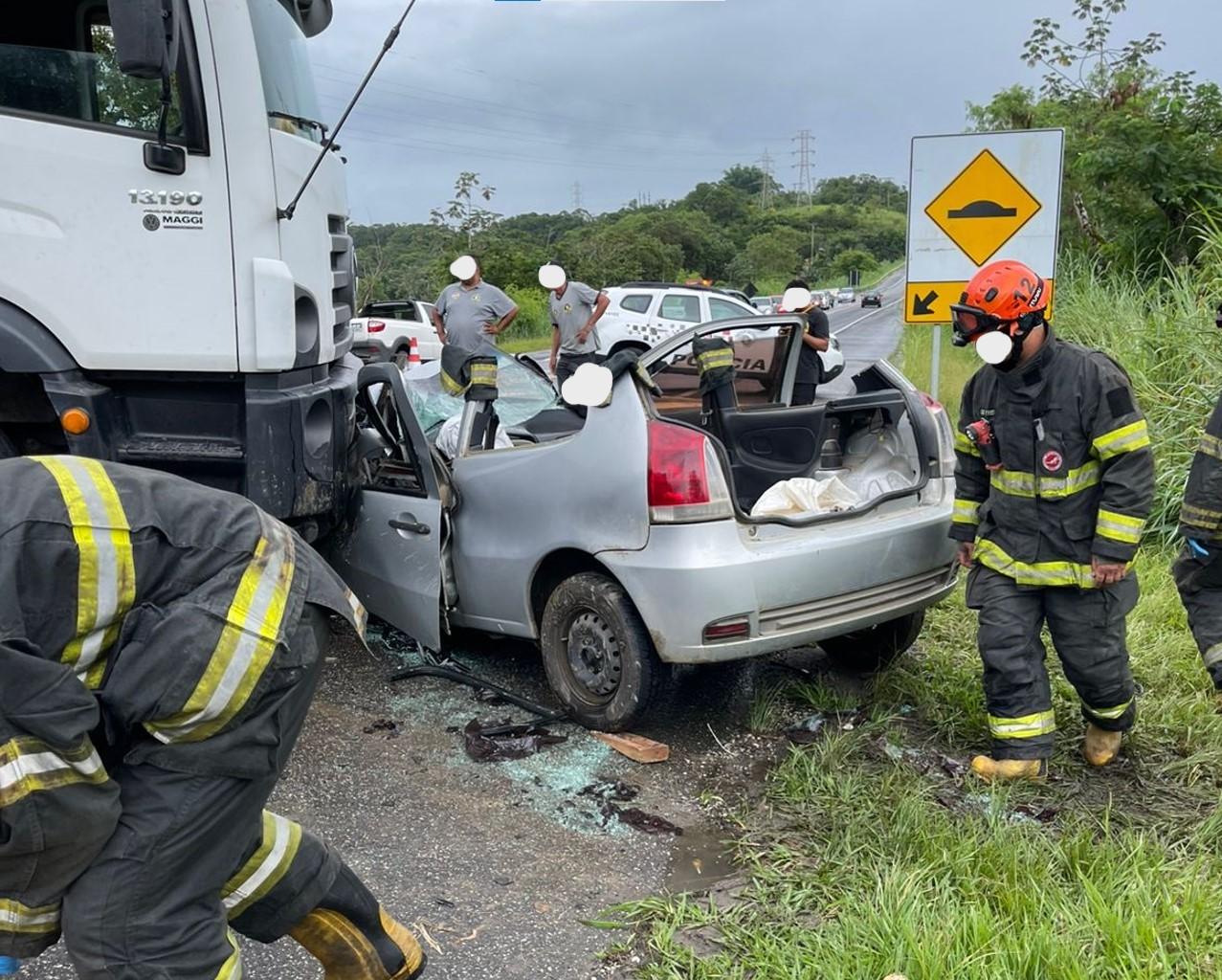 Acidente entre caminhão e carro deixa dois feridos gravemente em rodovia de Registro/SP