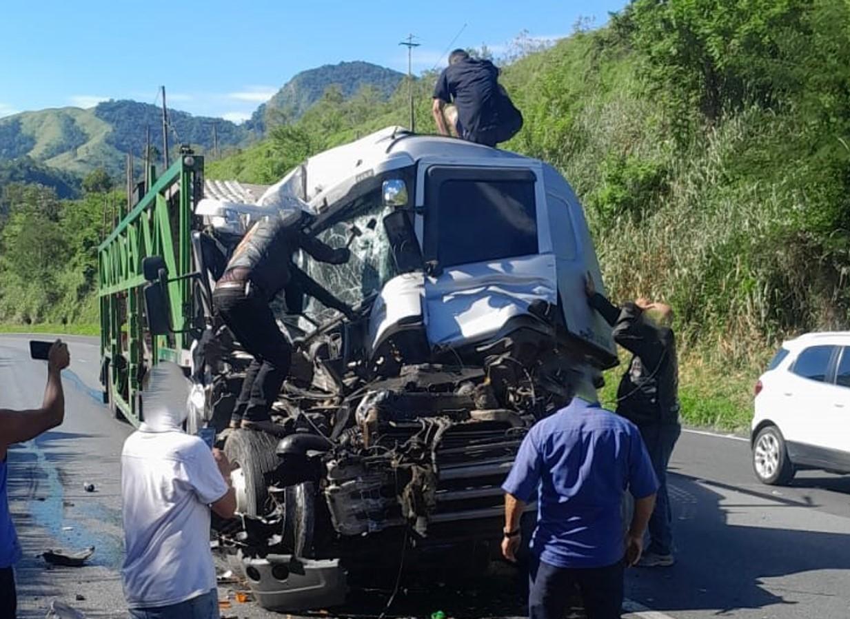 Batida entre veículos de carga deixa um ferido em trecho da BR-116, em Cajati/SP