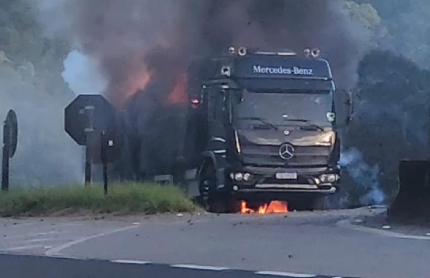 Caminhão com baterias pega fogo e gera lentidão no trecho da Régis Bittencourt