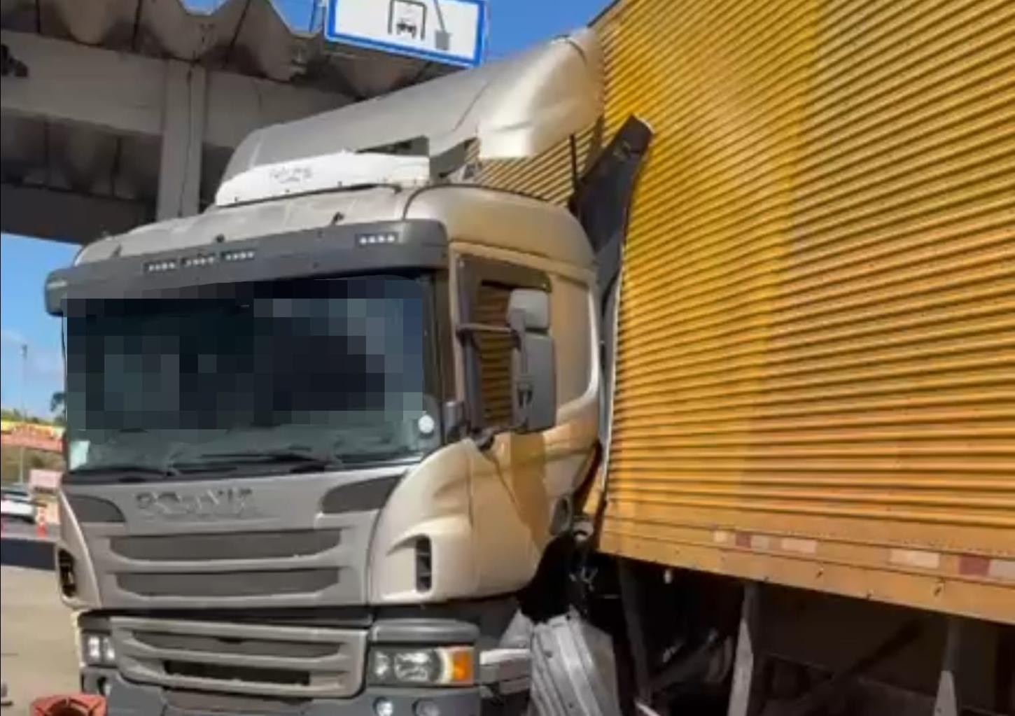 Carreta colide contra cabine de praça de pedágio e deixa um ferido grave em Vargem (SP)